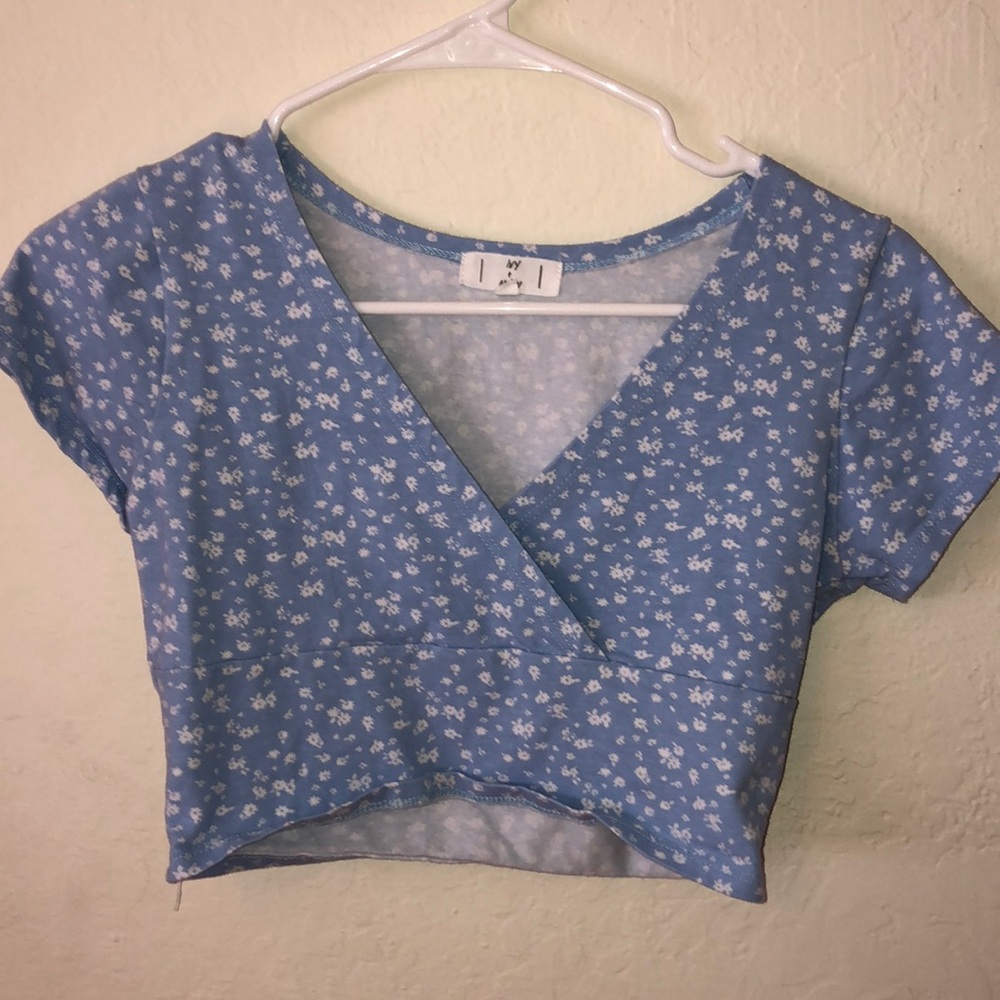 Cropped baby blue shirt